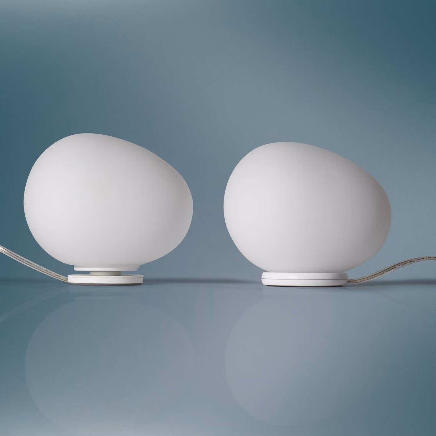 Foscarini Lampada da tavolo di design Gregg piccola, dimmerabile, Bianco / Opale, Soggiorno / Sala da pranzo, Vetro, Design, Lampada da tavolo