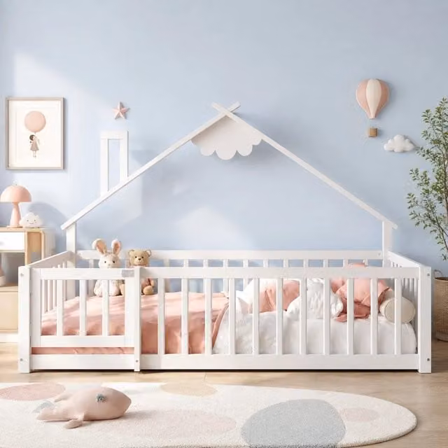 Letto a casetta 90 × 190 cm con barriera alta 32 cm e chiusura in legno di pino e MDF bianco per bambini