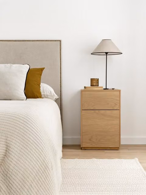 Comodino Unite Kenay Home in impiallacciato rovere nodoso marrone con 2 cassetti