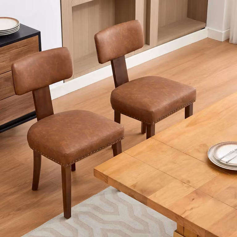 Sedie da pranzo - Set di poltrone - Set da 2 - Rivestimento in ecopelle - Struttura in legno massello - Schienale curvo senza braccioli - Decorazione con borchie - Colore: kaki scuro
