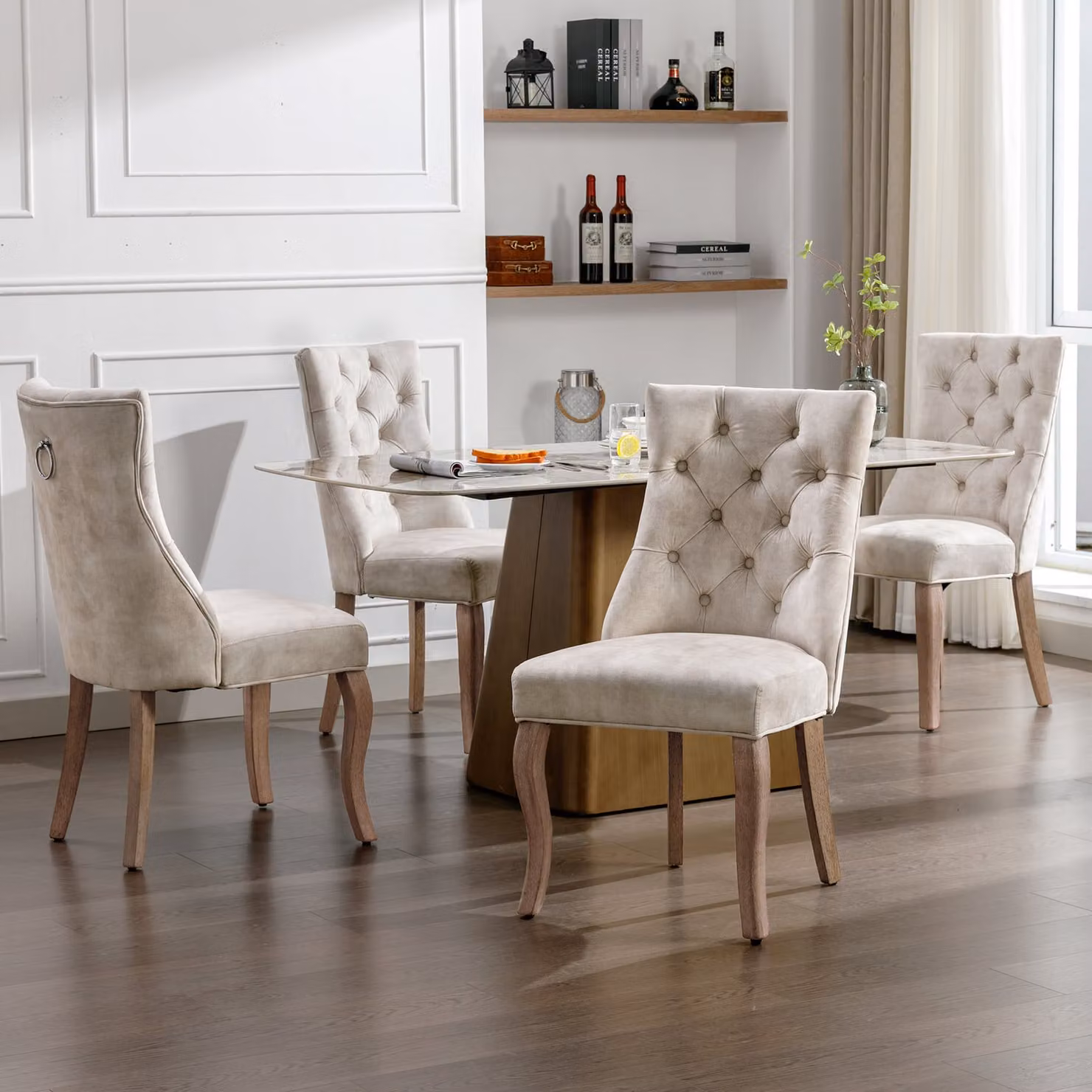 okwish Sedia da pranzo a quattro gambe, rivestita in velluto, con schienale alto, comoda e imbottita, con cuciture a bottone. Struttura in legno massello. Colore: beige chiaro (set da 4 pezzi)
