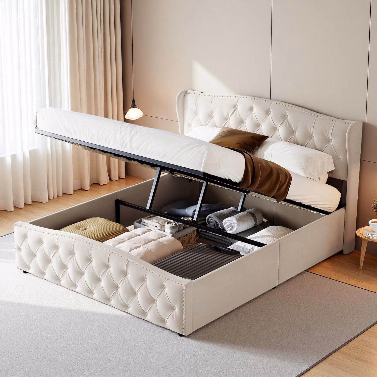 Letto imbottito UnboxG, dimensioni 140x190 cm, con contenitore, sistema di sollevamento idraulico, testiera e pediera imbottite con capitonnage a bottoni, rete a doghe in metallo e legno, tessuto in velluto, colore beige