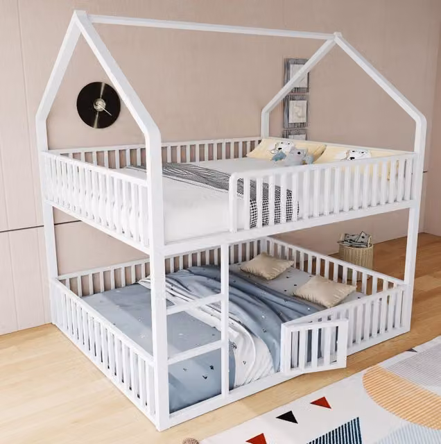 Letto a castello per bambini 140x200 cm in metallo con design a casa, scaletta e letto inferiore con porta apribile, colore bianco