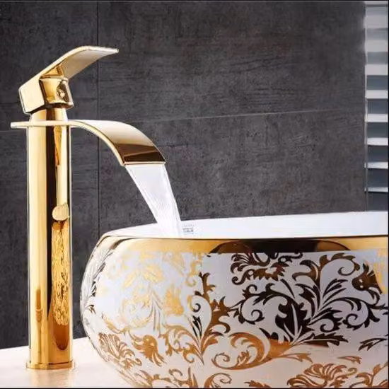 Rubinetto moderno in ottone con doppio getto, ideale per il bagno e la cucina.