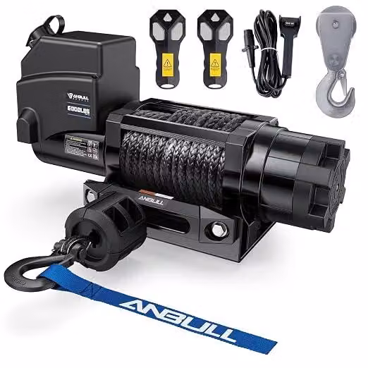 Avvolgitori elettrici da 12V, grado di protezione IP68, capacità di 6.000 LBS / 2722 Kg, con cavo sintetico da 16,8 metri. Montaggio semplice, dotati di 2 telecomandi a radiofrequenza e 1 telecomando a filo. Ideali per veicoli fuoristrada, barche e rimorc
