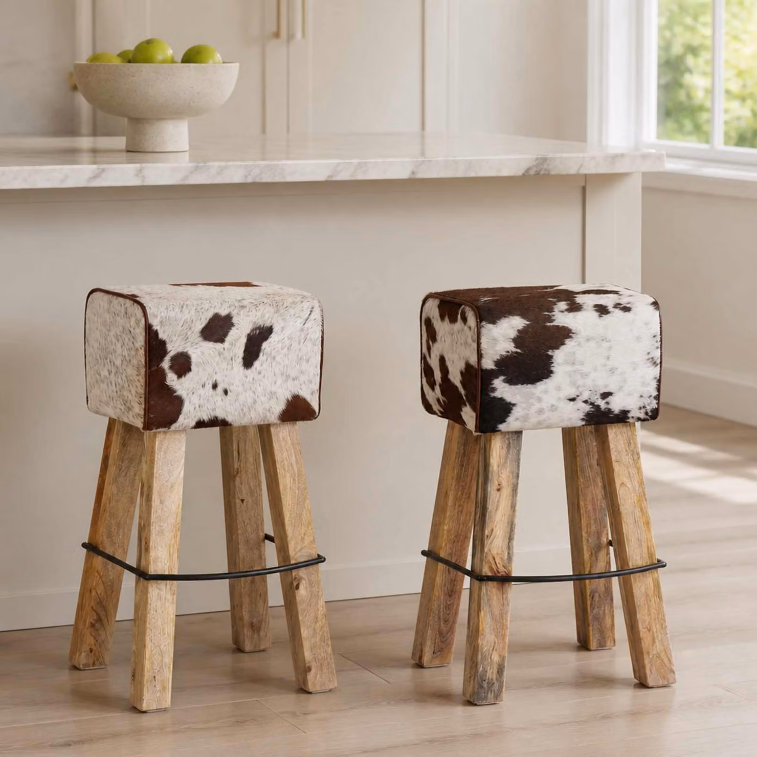 Set di 2 sgabelli da bar vidaXL in legno di mango e pelle con stampa animalier, marrone e bianco, L/P/H: 33 x 33 x 74 cm