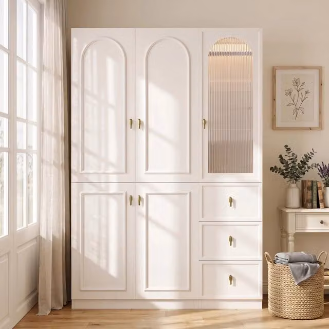 Armadio alto 135 x 48 x 200 cm; 5 ante a battente; illuminazione LED; 3 aste appendiabiti; 3 cassetti; design moderno; bianco