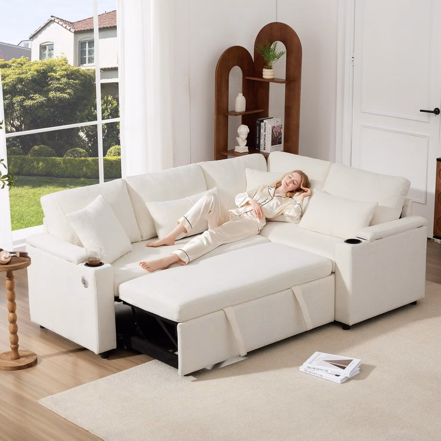 Divano angolare a forma di L, estendibile, con meccanismo letto, dotato di spazio contenitivo, portabicchieri, presa USB, ripiano laterale e quattro cuscini. Adatto per soggiorni, camere per gli ospiti, sale home cinema e ambienti living, colore beige