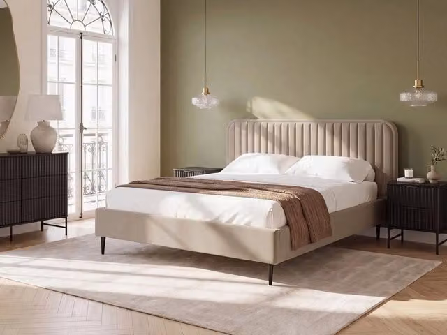 Letto matrimoniale Beliani in velluto beige con design moderno e gambe in metallo L/P/H: 140 x 200 x 102 cm – 1