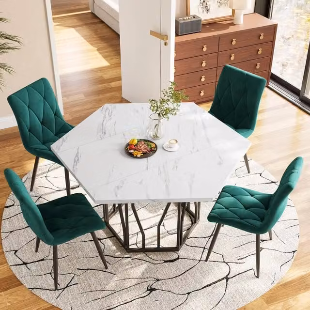 Set tavolo da pranzo e 4 sedie Mivray con piano in MDF effetto marmo bianco, struttura in acciaio nero e sedute in velluto verde