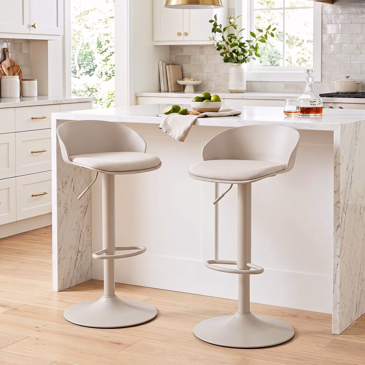 Set di 2 sgabelli da bar Costway girevoli e regolabili in altezza con sedile imbottito e schienale, sedie da cucina moderne con poggiapiedi colore beige
