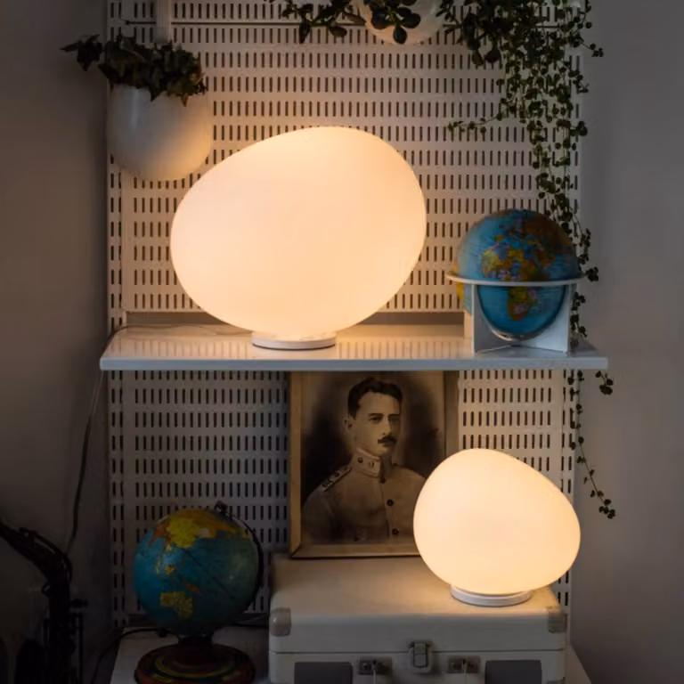 Foscarini Lampada da tavolo di design Gregg media, dimmerabile, Bianco / Opale, Soggiorno / Sala da pranzo, Vetro, Design, Lampada da tavolo