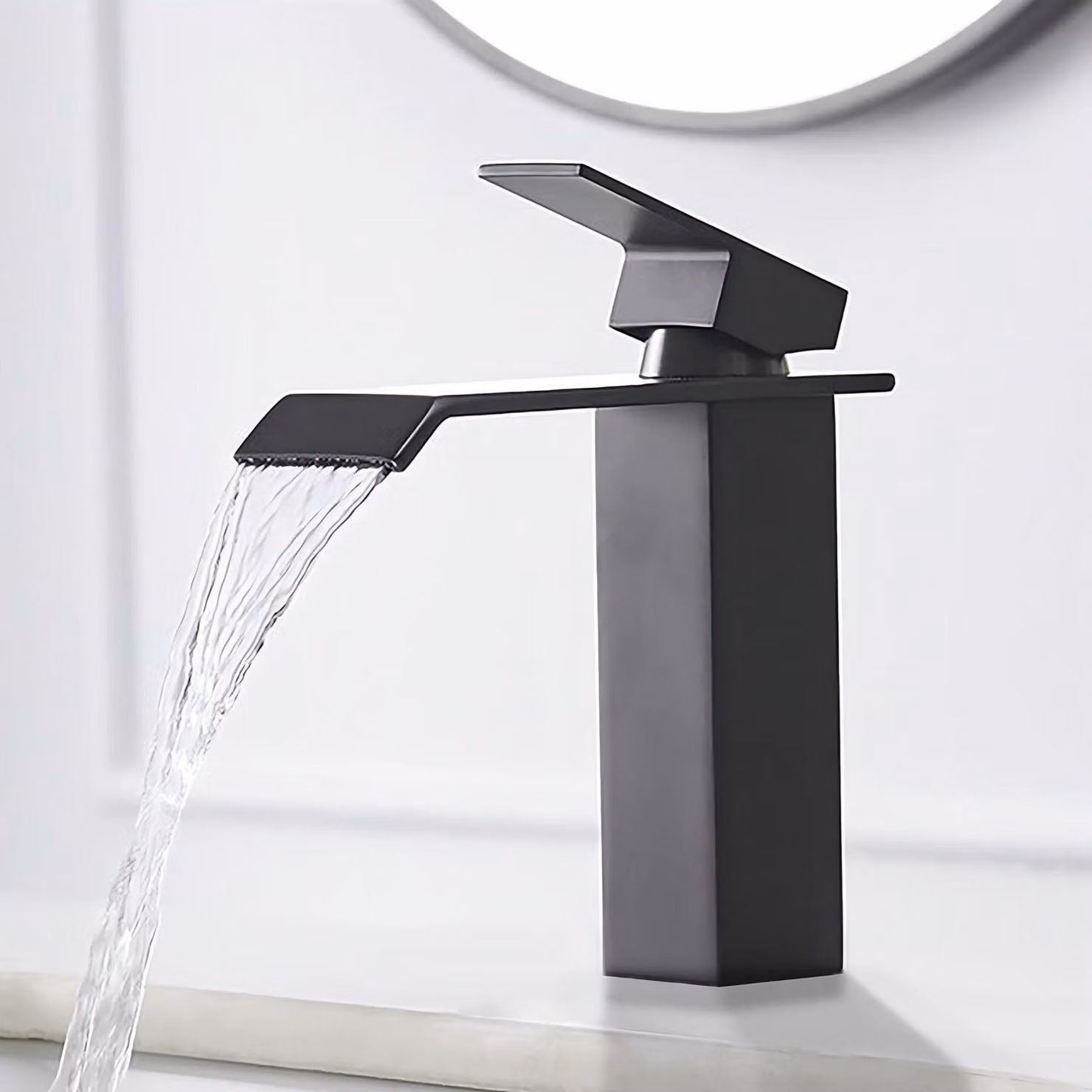 Miscelatore monocomando a cascata per lavabo, in acciaio inossidabile nero, con dettagli in ottone, per acqua calda e fredda