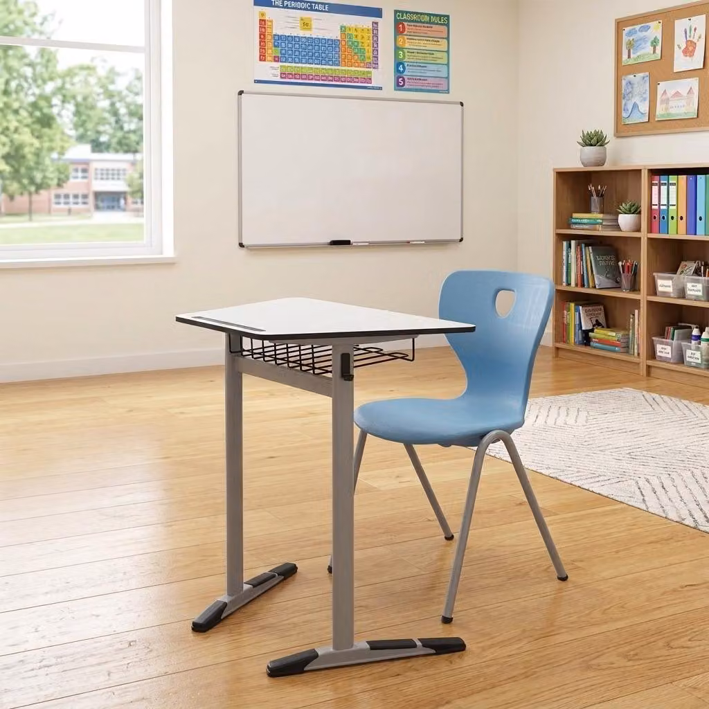 Set scolastico moderno ed ergonomico: scrivania da scuola grigia, sedia blu, scrivania singola