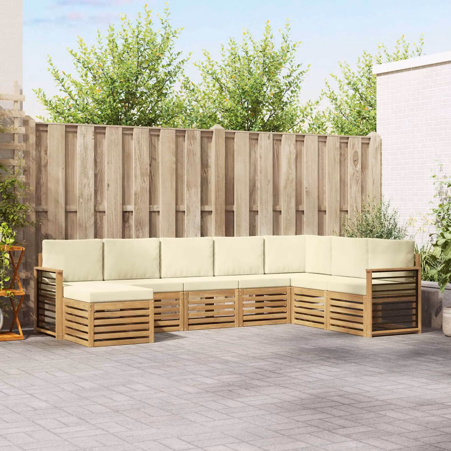 vidaXL Set di divani da esterno a L composto da 8 pezzi in legno di acacia con cuscini in poliestere bianco e beige