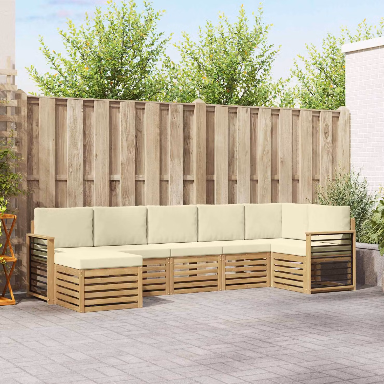 vidaXL Set di divani da esterno a L composto da 7 pezzi in legno di acacia con cuscini Bianco e Beige