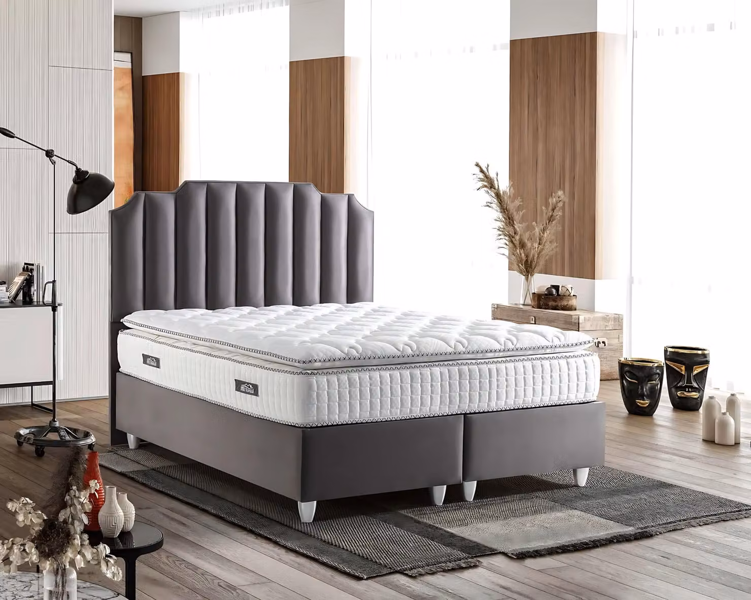 Elegantes graues Bett mit Matratze aus Textil und Holz
