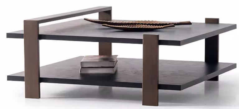 Moderner Couchtisch mit braunem Metallrahmen und Holzregalen
