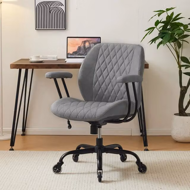 Sedia da ufficio ergonomica moderna in pelle grigia con braccioli e ruote