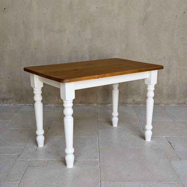 Tavolo da pranzo massiccio con piano in legno di colore noce, rifinito con trattamento a spazzola, oliato ecologicamente. Tavolo in legno in stile rustico, dimensioni 130 x 70 cm