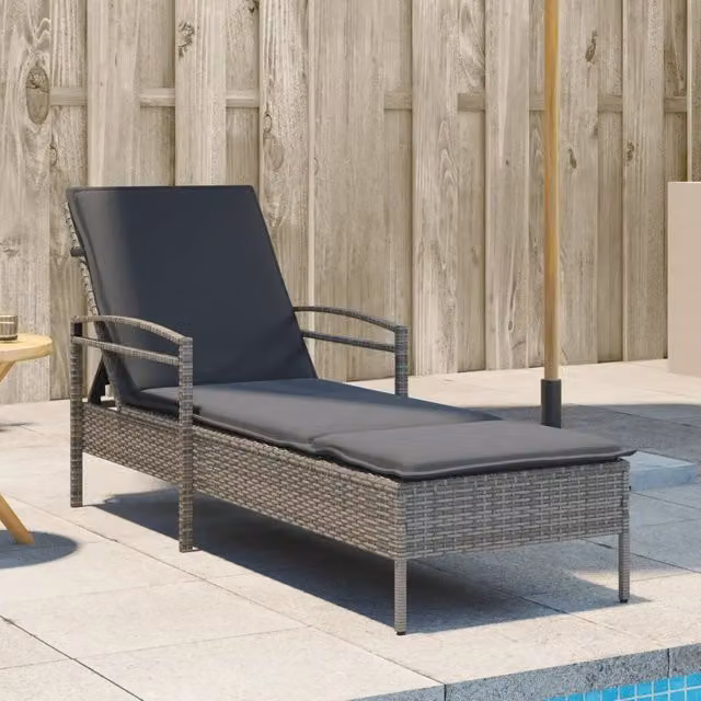Lettino prendisole vidaXL in polyrattan con cuscino grigio e poggiatesta regolabile L/P/H: 200 x 63 x 81 cm – 1