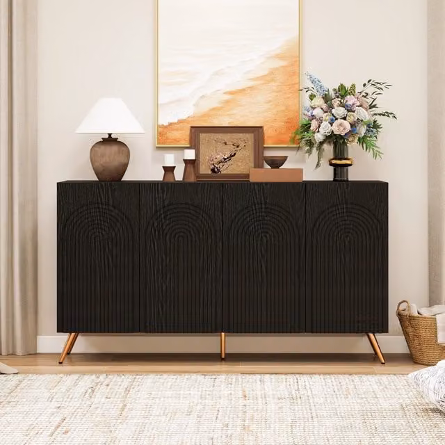 Sideboard Mid-Century nero in legno, ante ad arco con scanalature 3D, ripiani regolabili, piedi in metallo dorato