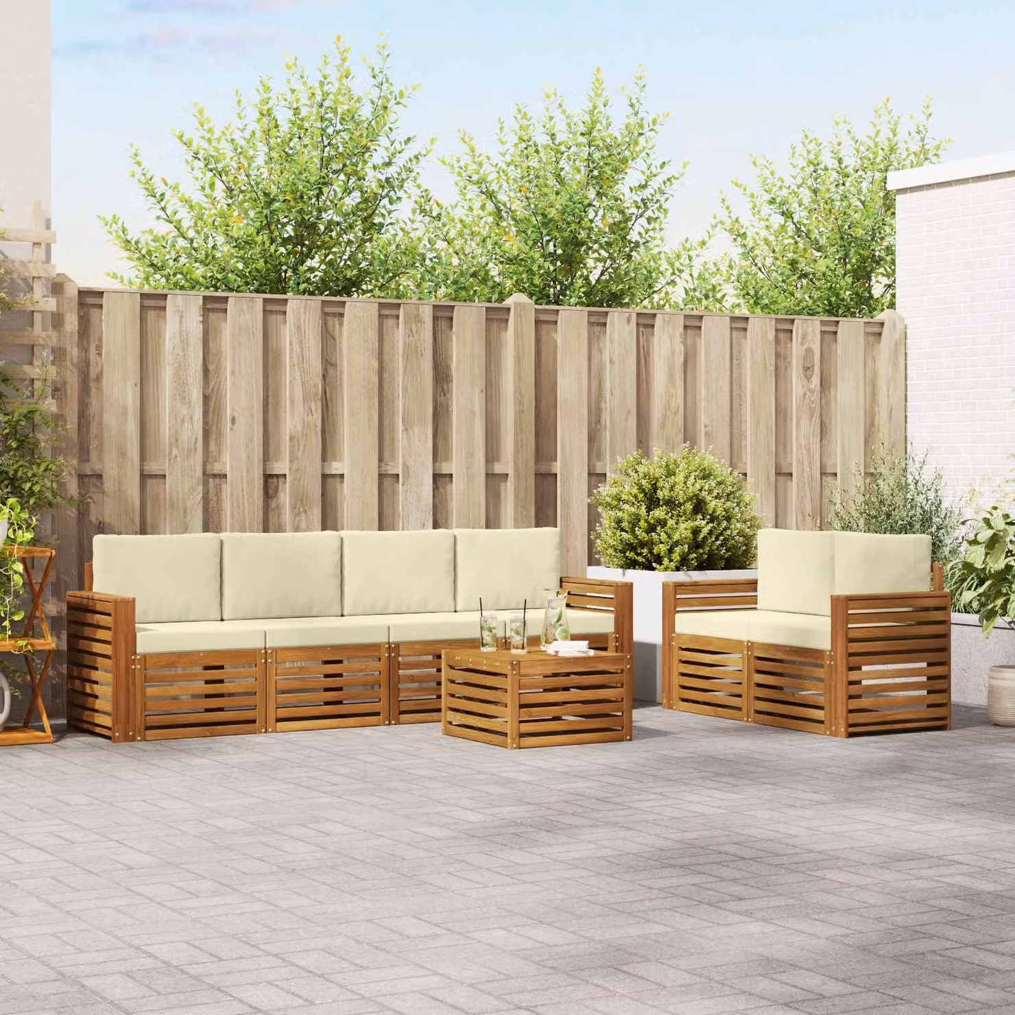 vidaXL Set di divani da esterno 7 pz in legno di acacia con cuscini beige e bianco