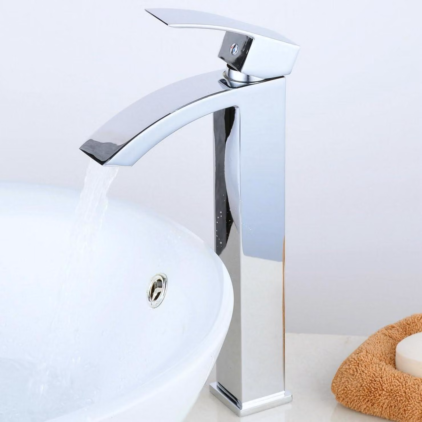 Lavabo, rubinetto con erogatore a cascata, monoblocco, finitura cromata