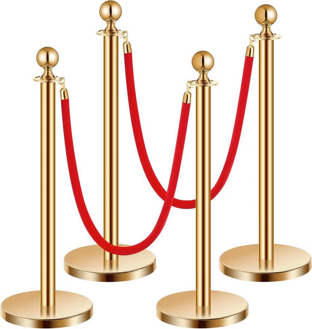 4 pali dorati, 2 corde di velluto rosso, base cava con iniezione di sabbia