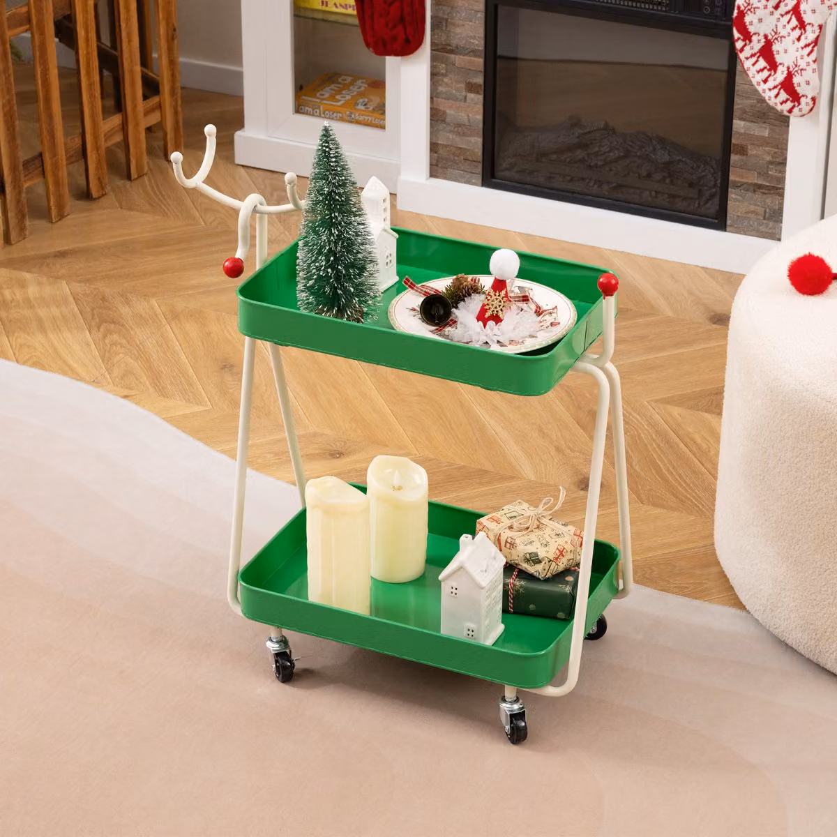 Tavolino laterale natalizio Costway con design a renna, carrello a 2 ripiani in metallo verde con ruote per spazi ridotti