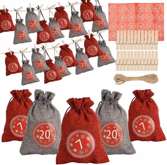 Calendario dell'Avvento con 24 sacchetti di juta in tessuti colorati, completo di 24 etichette. Dimensioni: 14 cm x 10 cm. Colore: bianco/verde