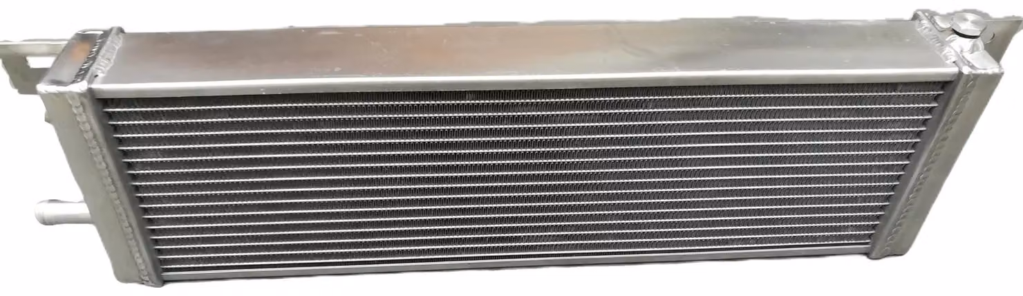 Intercooler, realizzato in alluminio T-6061, con dimensioni del nucleo di 533 x 168 x 56 mm, dimensioni totali di 702 x 186 x 75 mm, attacco acqua da 19 mm, compatibilità universale