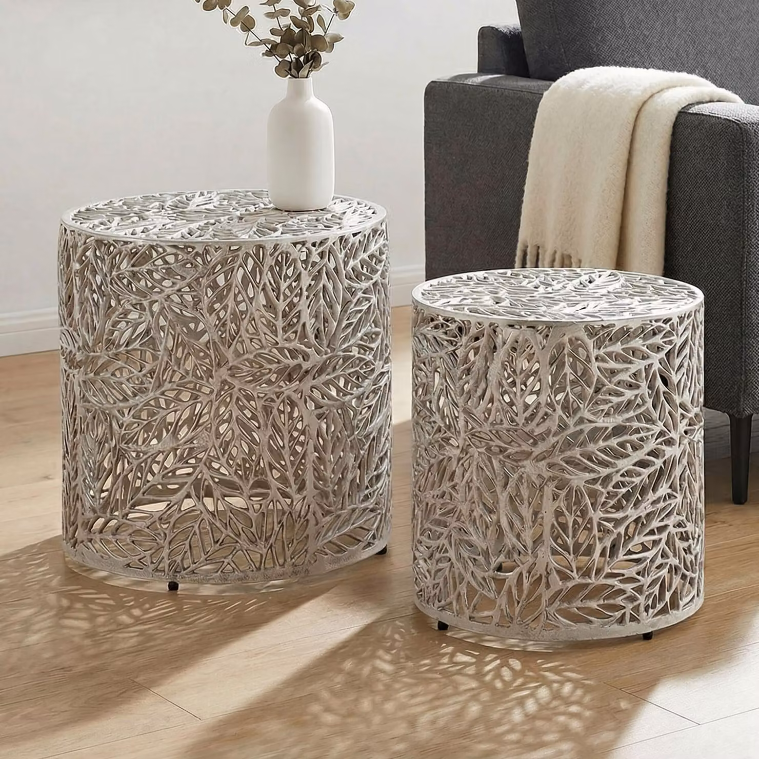 WOHNLING Set di 2 tavolini rotondi in alluminio con motivo decorativo a foglie Tavolino moderno Tavolino da salotto Tavolino da caffè Set di tavolini da salotto di design
