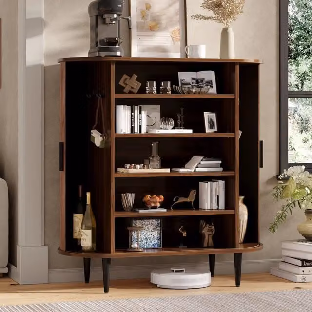 Sideboard moderno in effetto legno, 85x40x93 cm, con 2 ante scorrevoli, ante a tapparella e 4 ganci. Mobile contenitore per soggiorno e ingresso