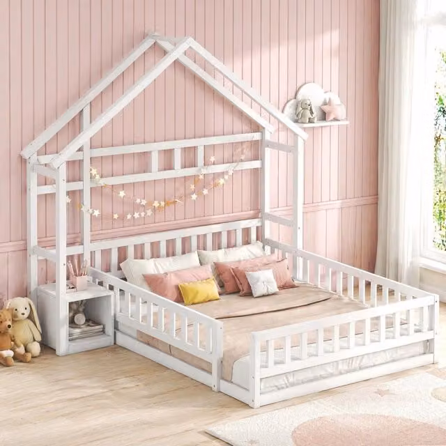 Letto a casetta Mivray per bambini in legno di pino e MDF bianco con comodino e barriera laterale L/P/H: 200 x 140 x 190 cm