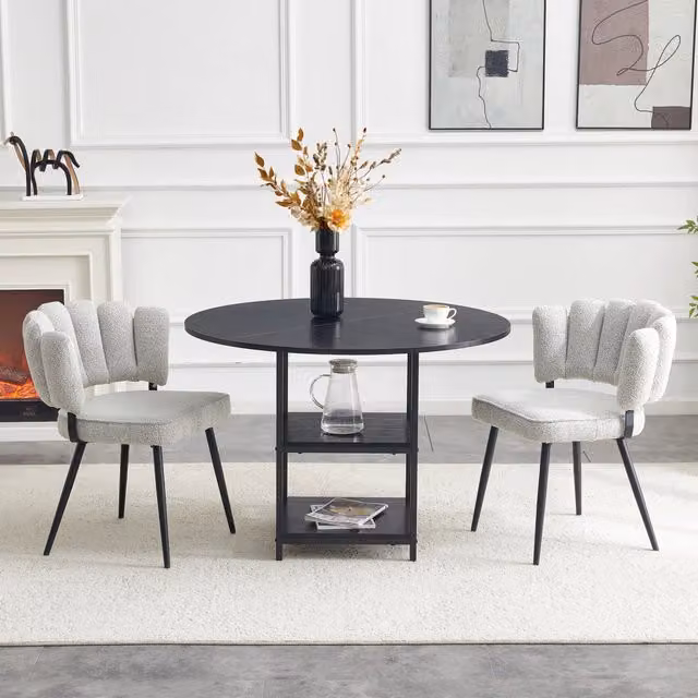 Set tavolo e sedie: tavolo rotondo 107 cm con doppio piano contenitore + 2 sedie grigio chiaro con schienale a fiore in tessuto strutturato. Stile industriale per piccoli spazi.