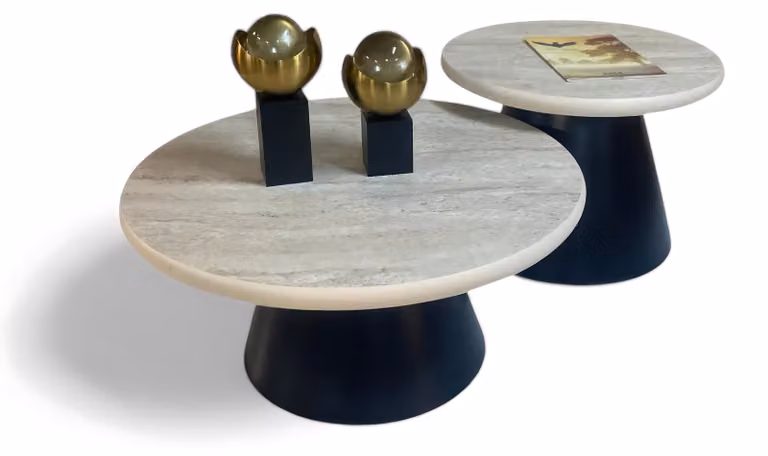 Tavolini scultorei con base conica e silhouette elegante