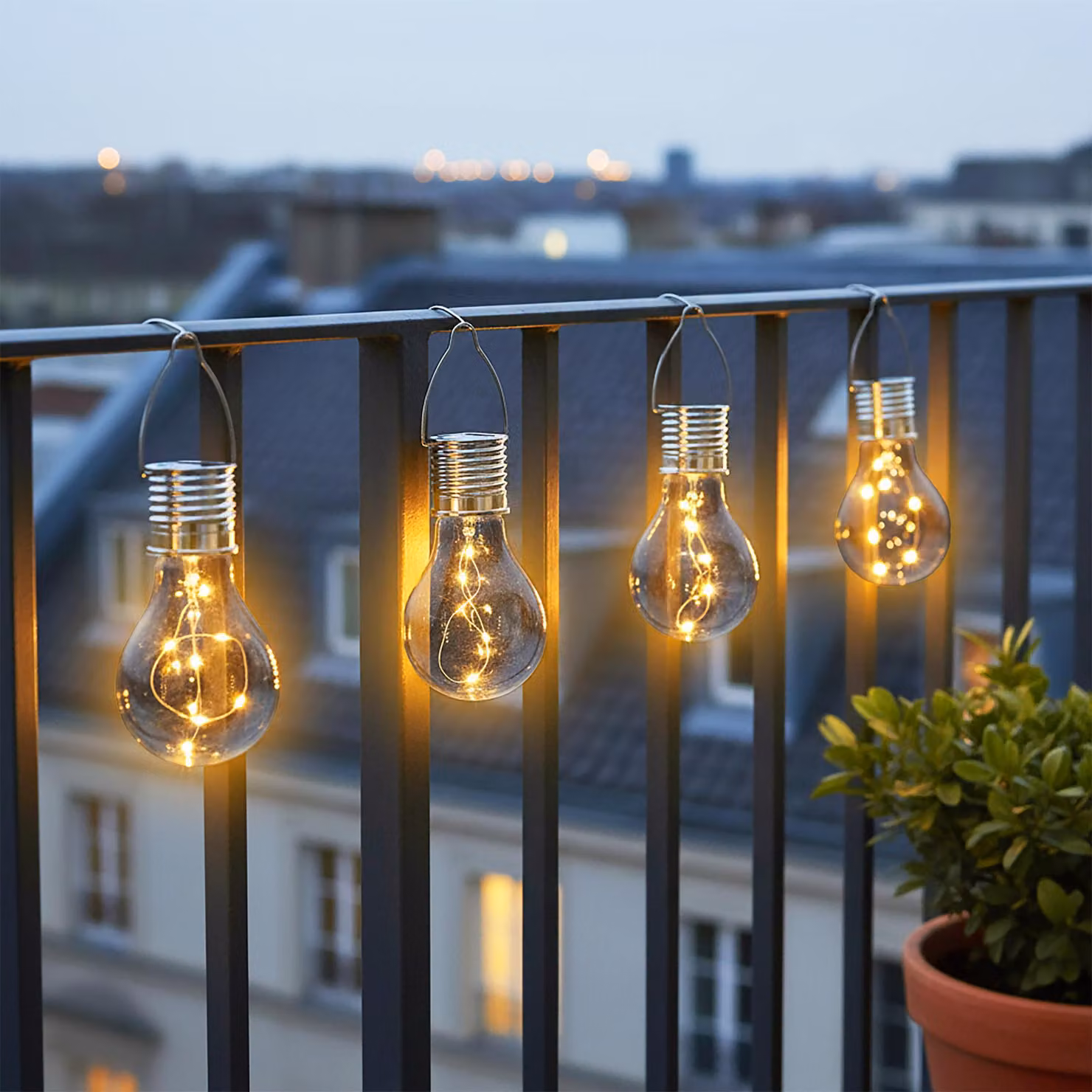 Set di 4 lampadine solari in plastica da 15 cm - trasparenti - lampada decorativa a LED resistente alle intemperie, adatta per essere appesa all'esterno.