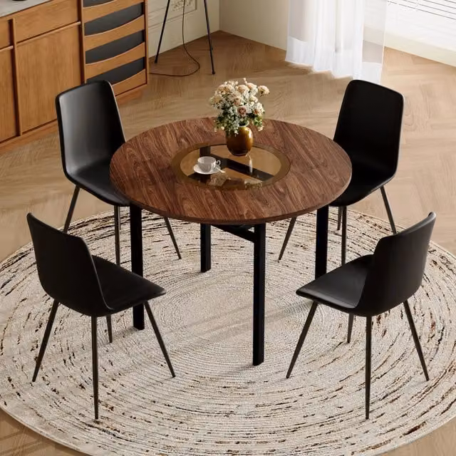 Set tavolo rotondo moderno diametro 100 cm finitura legno marrone con vano portaoggetti e 4 sedie in PU nero, per sala da pranzo