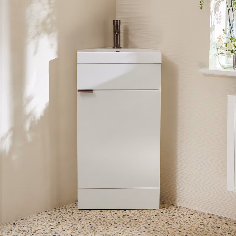 Mobile Bagno a Terra Angolare Bianco da 450mm con Lavabo e Maniglia con Impugnatura a Dito in Bronzo Spazzolato - Cluo