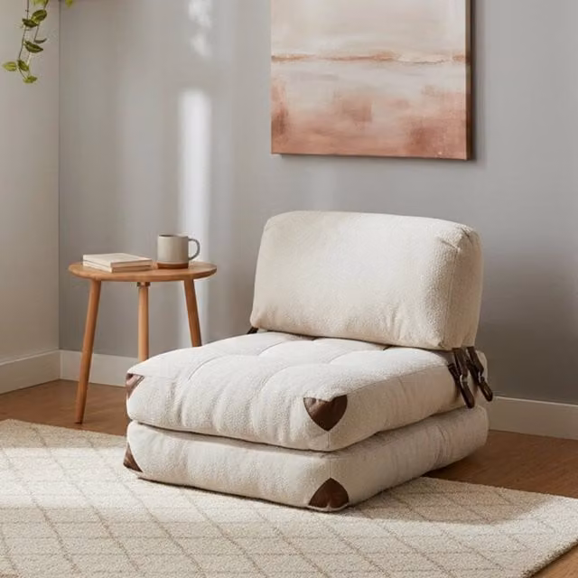 Poltroncina Surigae DMORA con braccioli in tessuto bianco crema L: 80 cm, P: 60 cm, H: 70 cm