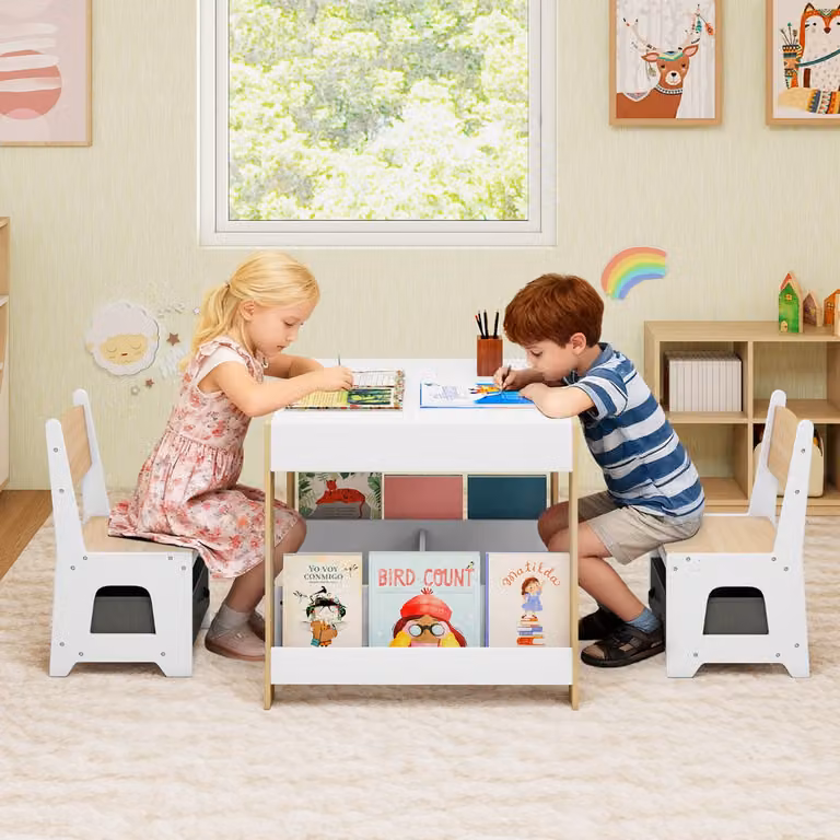 Set tavolo e sedie per bambini Costway in legno naturale con piano reversibile e cassetti per disegno