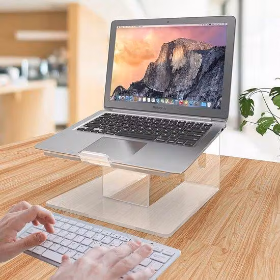 Supporto ergonomico per laptop con superficie antiscivolo, pensato per i professionisti del settore creativo
