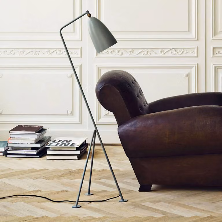GUBI Lampada da terra di design Gräshoppa, Alluminio / Grigio / Zincato, Soggiorno / Sala da pranzo, Metallo, Design, Lampada da terra