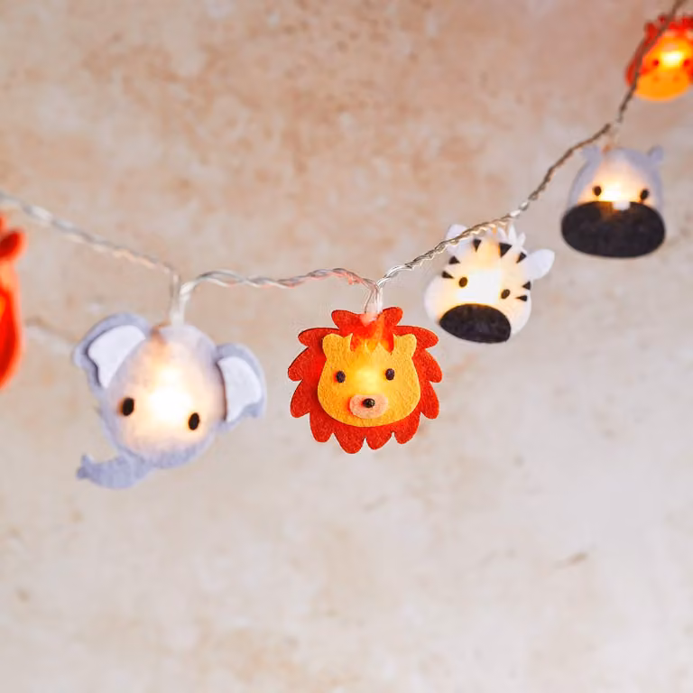 Catena luminosa a tema safari con 16 LED, decorata con motivi in feltro, con timer, lunghezza 2,75 metri
