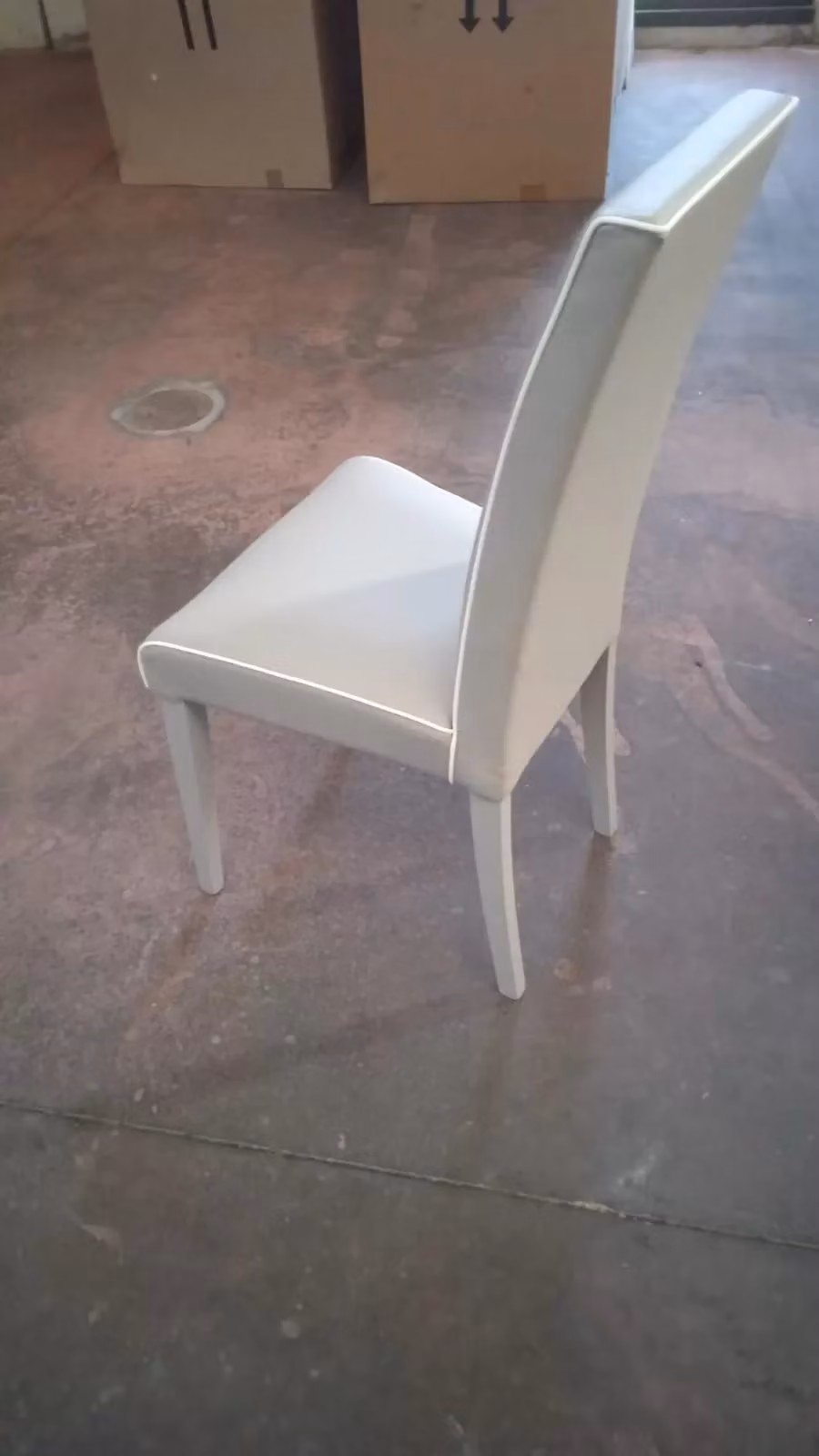 Set di 2 sedie imbottite Mobili 2G in ecopelle color tortora con dettagli filo bianco e struttura in legno di faggio – 1