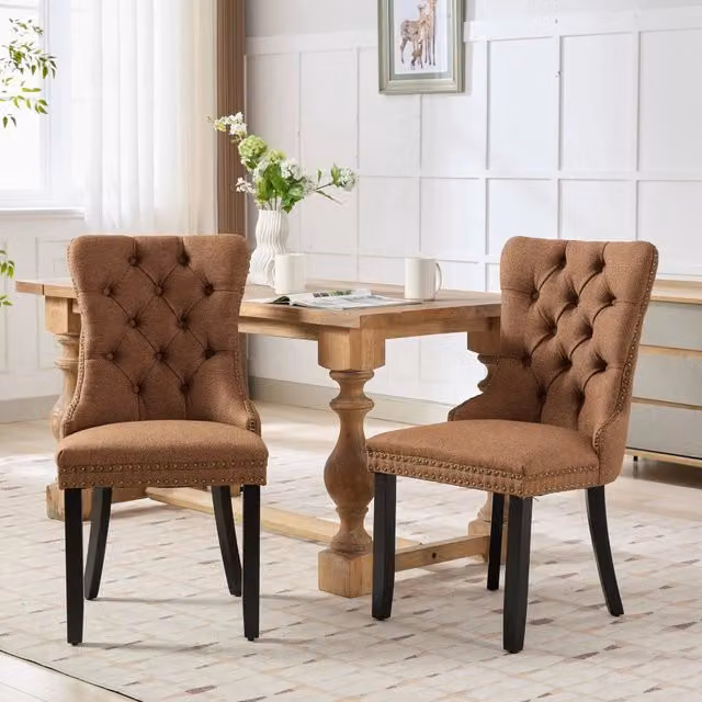 Set di 2 sedie da pranzo moderne e di alta gamma Nikki Collection, in legno massello trapuntato, rivestite in lino, con gambe in legno e borchie decor
