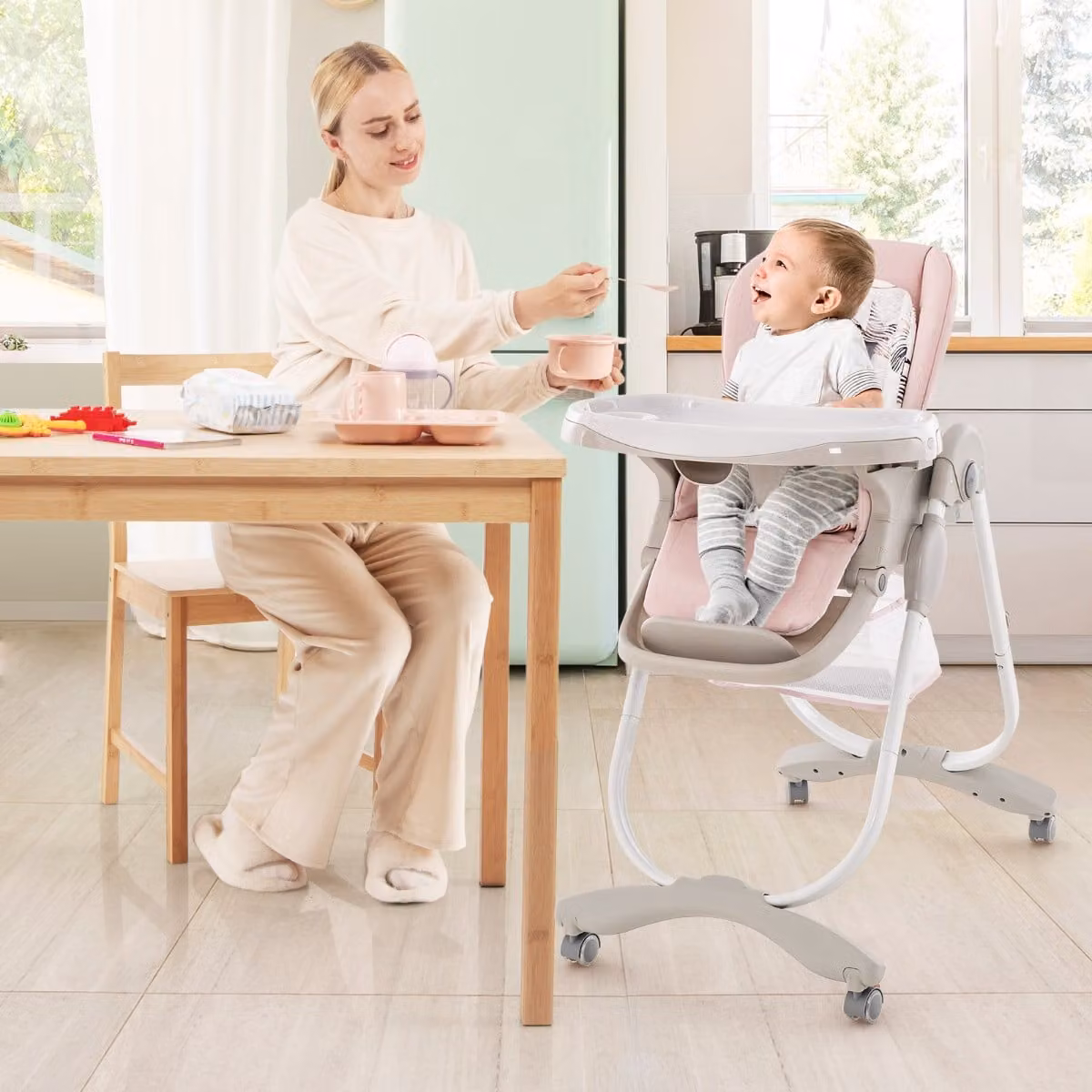 Seggiolone pieghevole Costway per bambini e neonati con rotelle, altezza regolabile e poggiapiedi, Rosa, privo di BPA