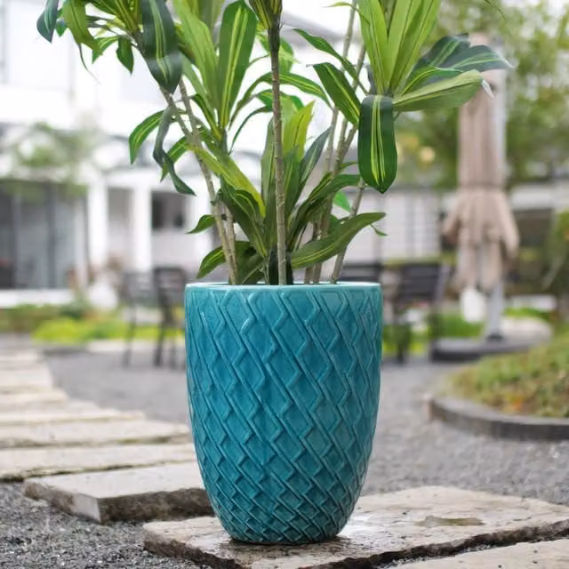 Fioriera a più livelli OKWISH in ceramica artigianale con smalto lucido azzurro ciano e motivo a rombi L: 42 cm, H: 54 cm