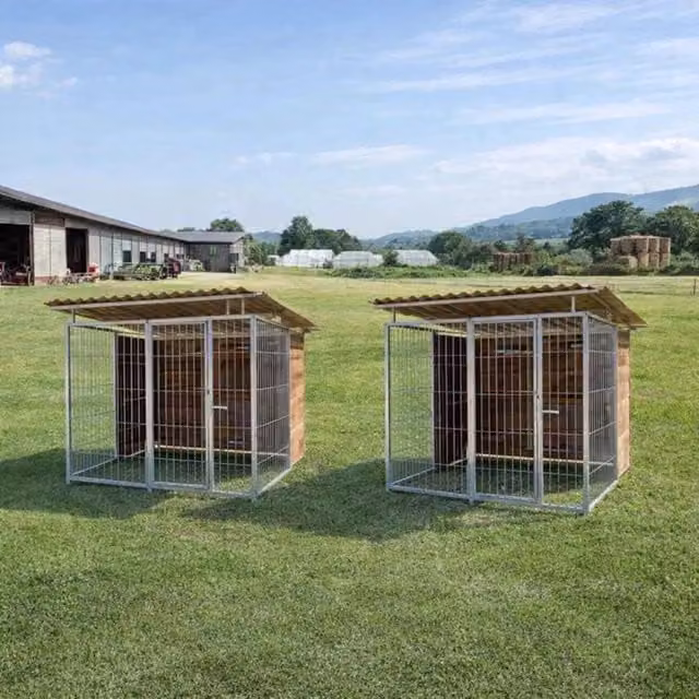 Set di 2 box per cani SIDERBOX con copertura e retro in legno, struttura in metallo zincato resistente alle intemperie, Colore: nero e marrone, L: 300 cm, P: 200 cm, H: 180 cm